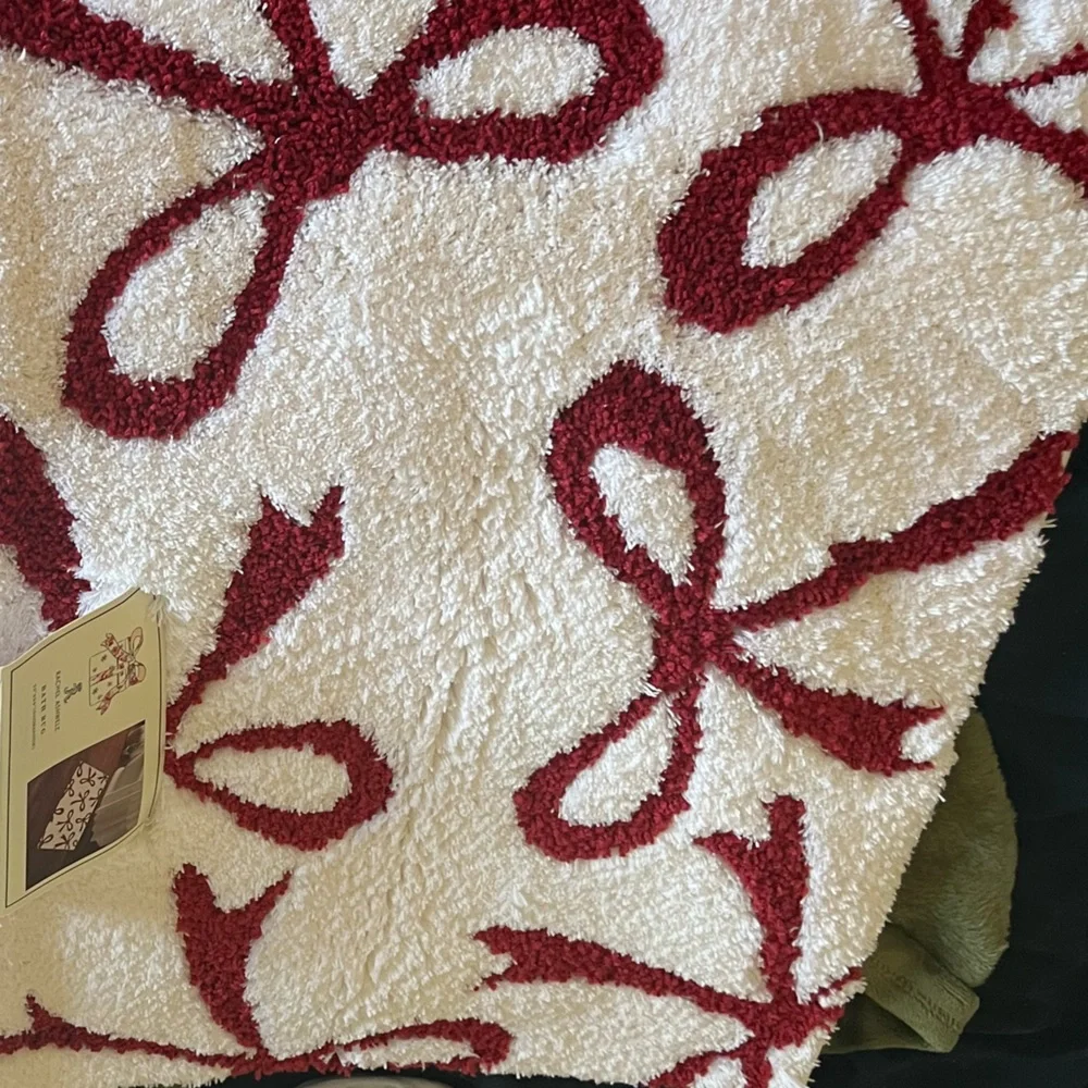 Very soft red and white bow bath mat new never used